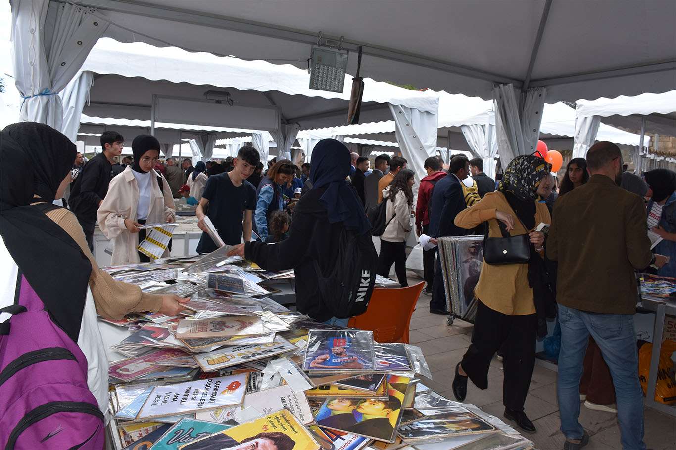 Bitlis’te ilk kez açılan kitap fuarına yoğun katılım
